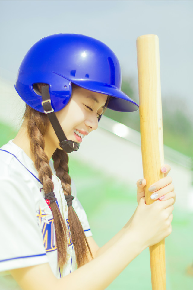 点击大图看下一张：棒球元气少女英姿飒爽笑脸迷人