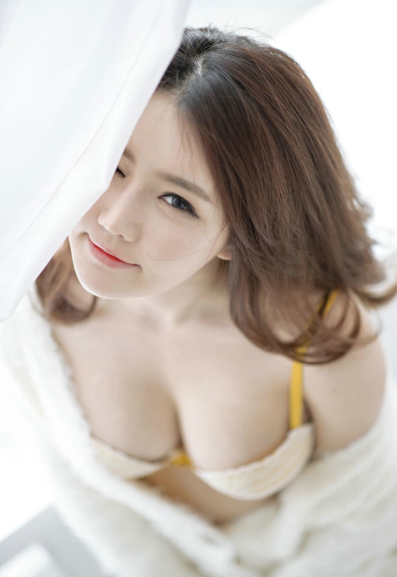 点击大图看下一张：韩国大胸长卷发美女居家内衣写真