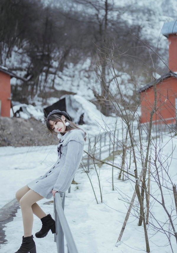 点击大图看下一张：雪地内的气质美女养眼纯净写真