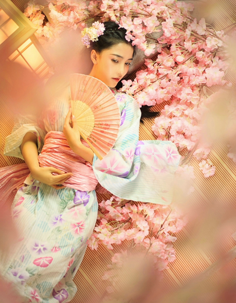 点击大图看下一张：樱花丛中的和服姑娘清丽香甜写真