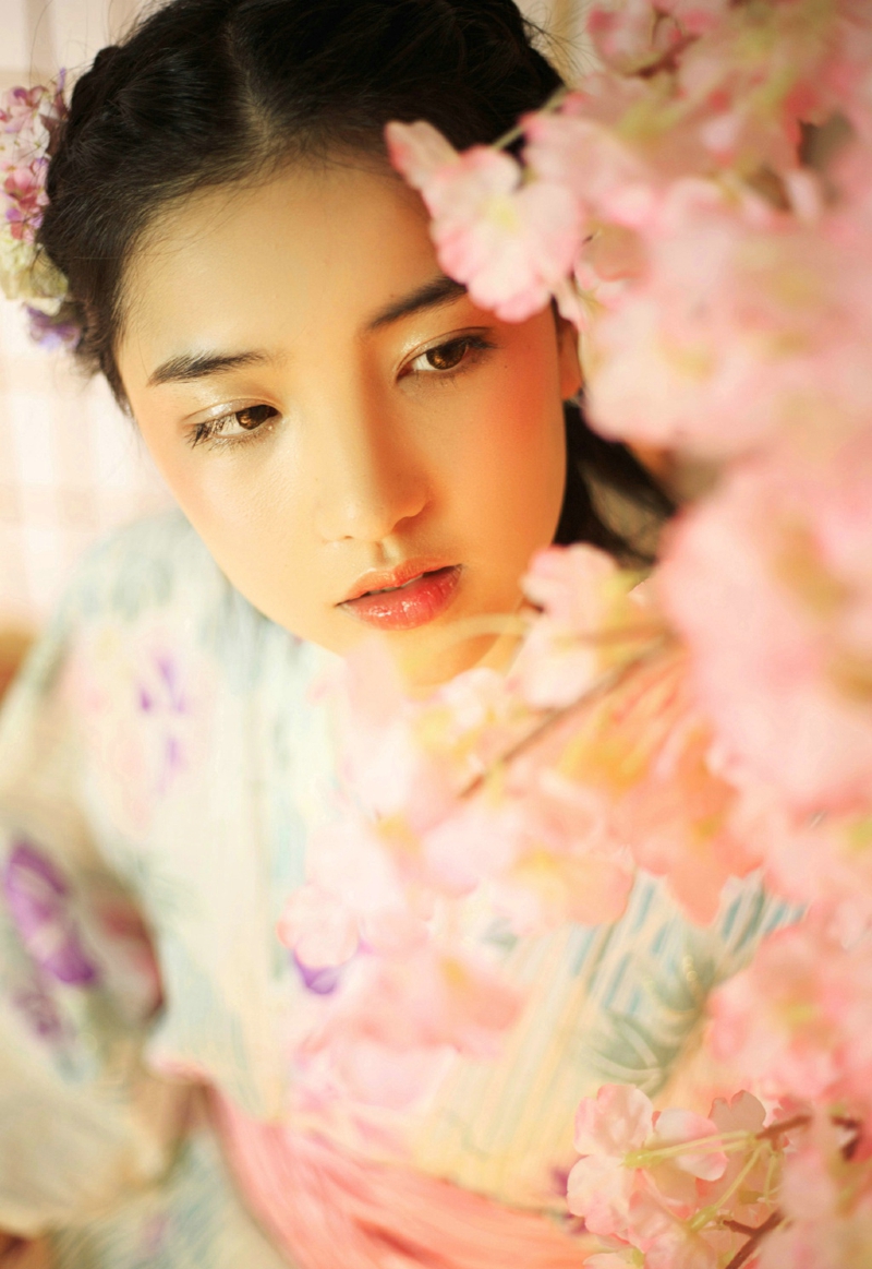 点击大图看下一张：樱花丛中的和服姑娘清丽香甜写真