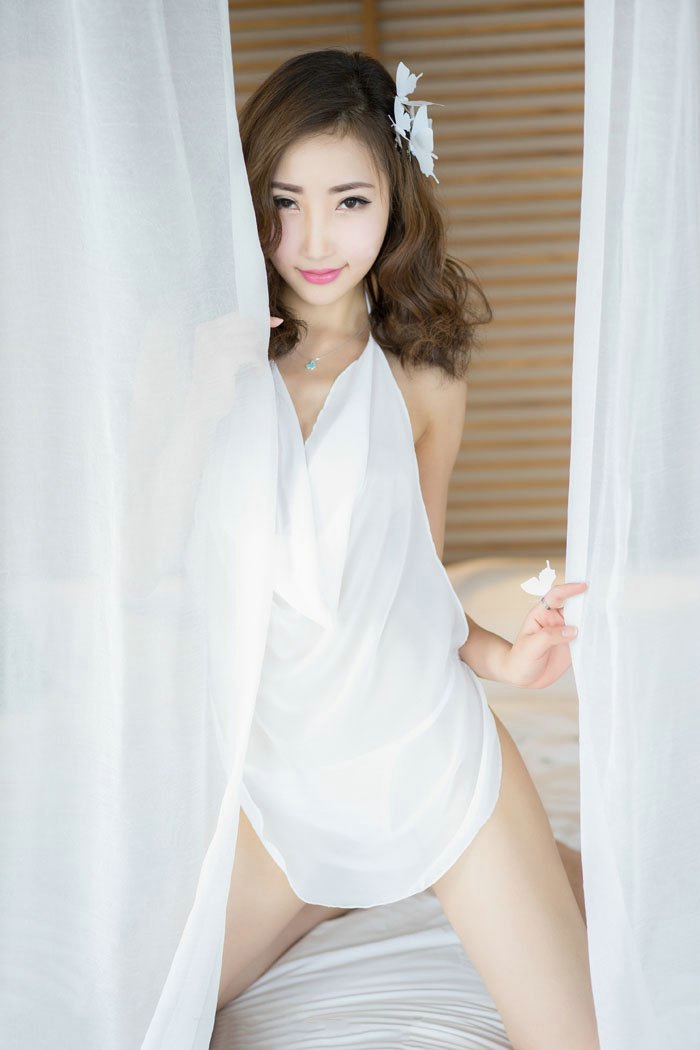 点击大图看下一张：性感女神Yumi吊带深V美乳挑逗诱惑写真