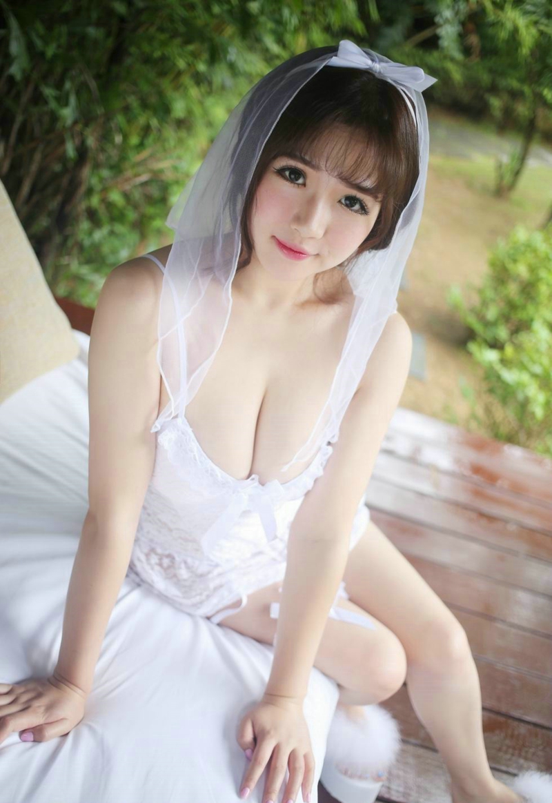 点击大图看下一张：清纯少女巨乳迷人白色婚纱性感写真
