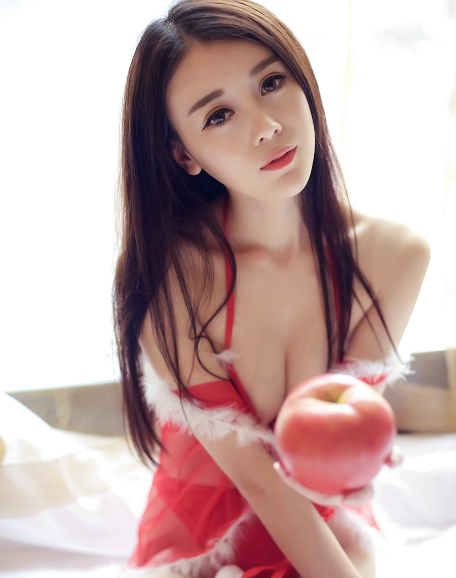点击大图看下一张：送苹果的性感圣诞美女性感巨乳令人神往