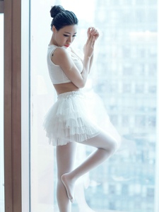 蕾丝短裙白丝袜丰唇芭蕾美女写真