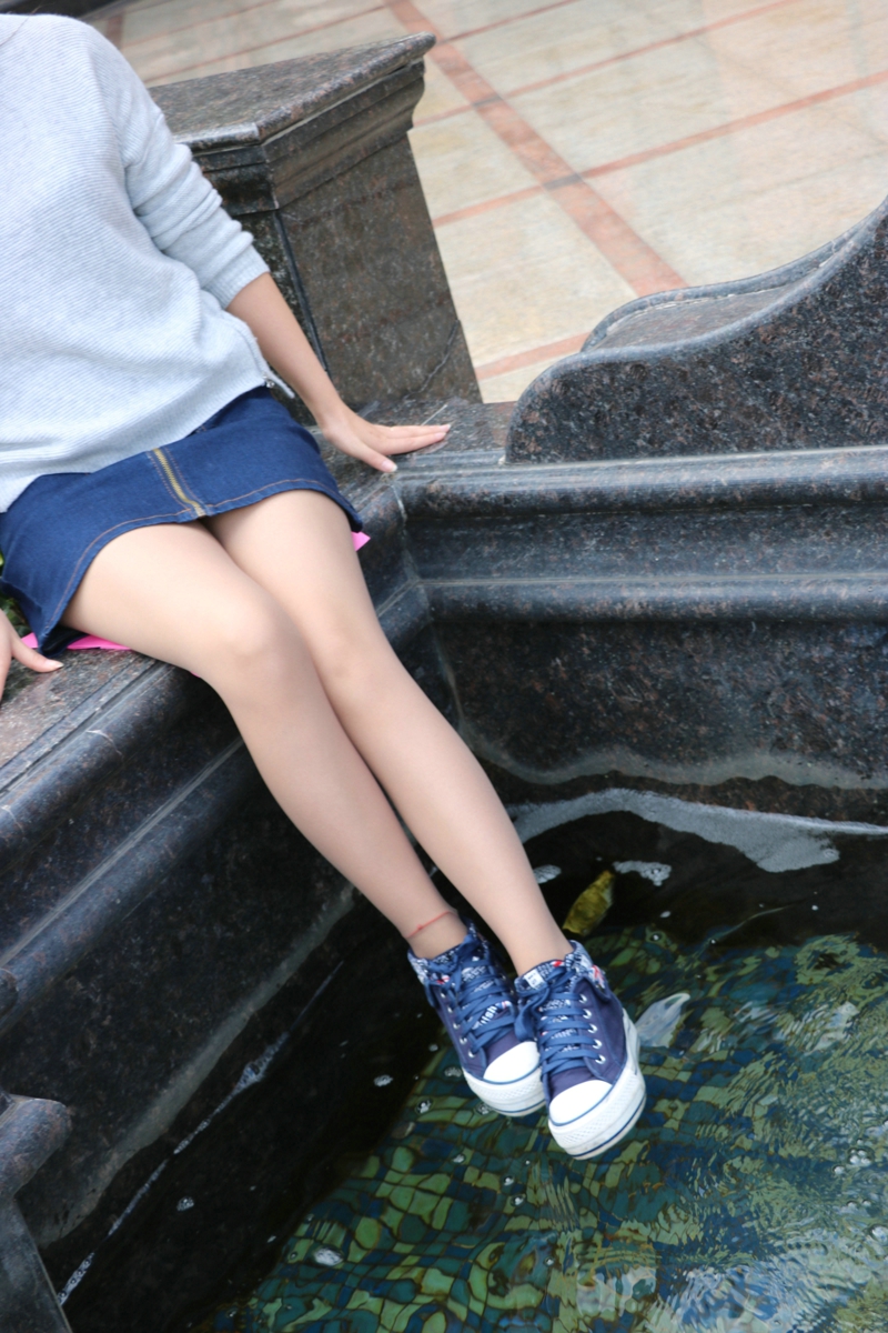 点击大图看下一张：小图妹外拍喷泉池边上的丝袜美腿
