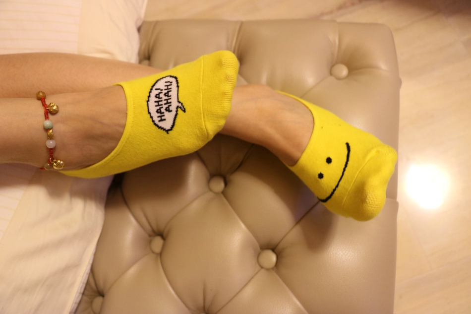 点击大图看下一张:小图妹私房美脚搭配黄与红相间的船袜养眼十足