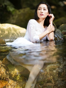 长腿美女溪水边湿身写真妩媚性感写真