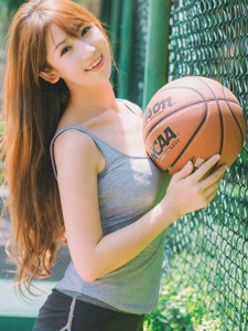 阳光下的棒球帽篮球美女彰显活力