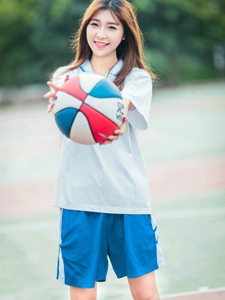 清纯美女校花操场上玩篮球靓丽写真