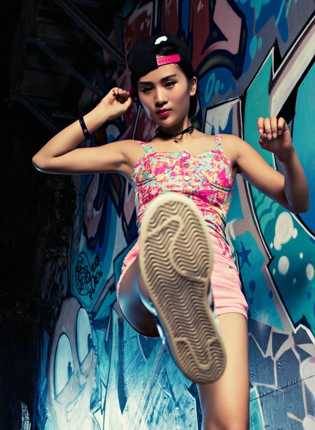 点击大图看下一张：夜晚街头滑板美女跳跃个性张扬