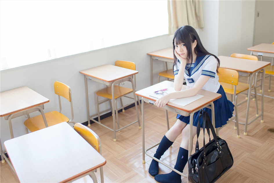 点击大图看下一张：清纯学生萌妹子教室高清制服甜美写真