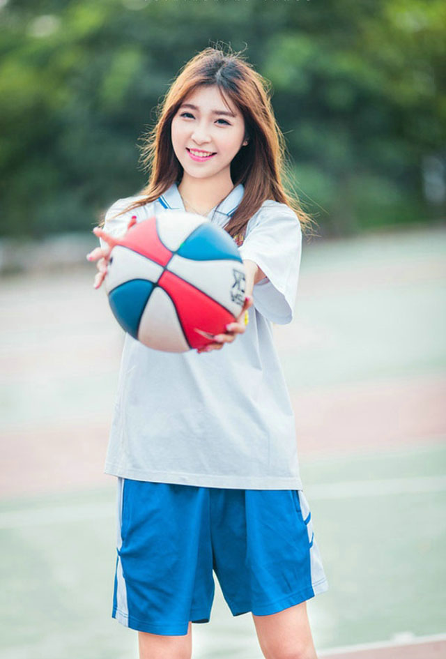 点击大图看下一张：清纯美女校花操场上玩篮球靓丽写真