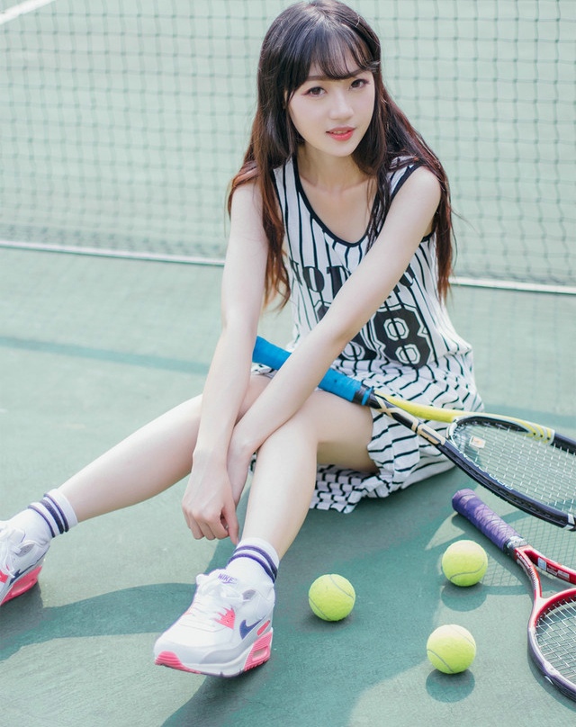 点击大图看下一张：网球美少女条纹连衣裙清新写真