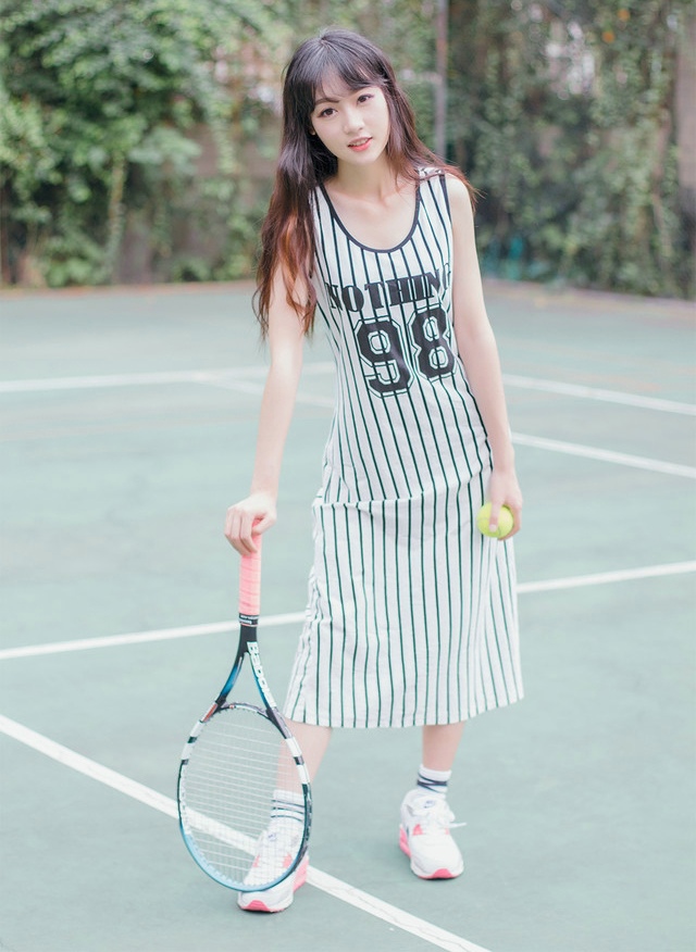 点击大图看下一张：网球美少女条纹连衣裙清新写真