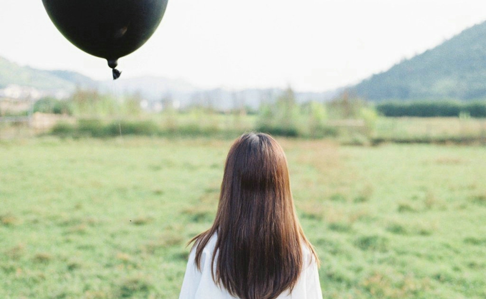 点击大图看下一张：牧场内的清新白衣美女纯净可人