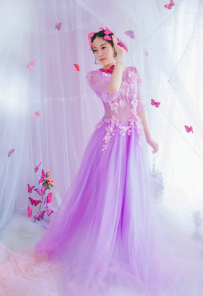 点击大图看下一张：紫色纱裙美女蝴蝶花香如洋娃娃