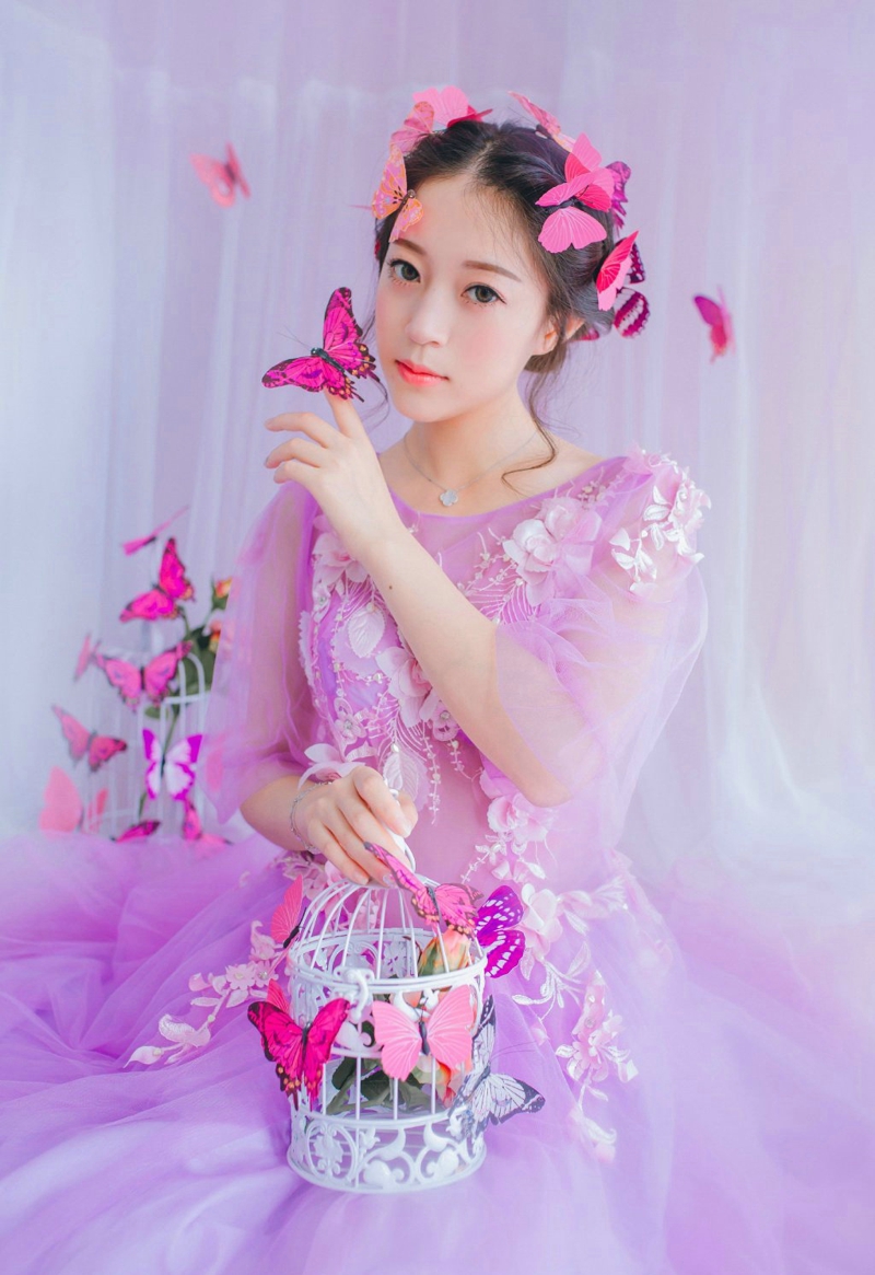 点击大图看下一张:紫色纱裙美女蝴蝶花香如洋娃娃