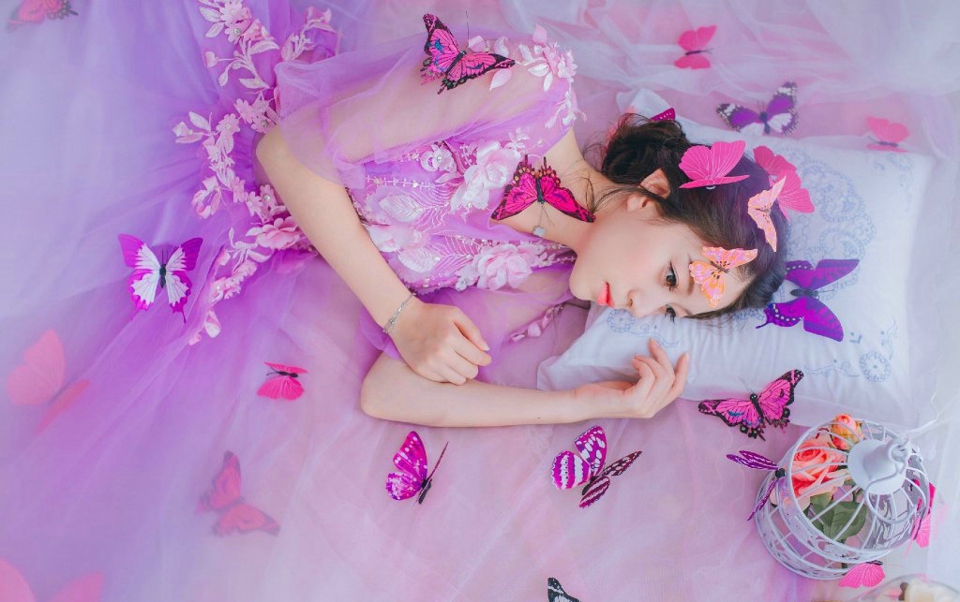 点击大图看下一张：紫色纱裙美女蝴蝶花香如洋娃娃