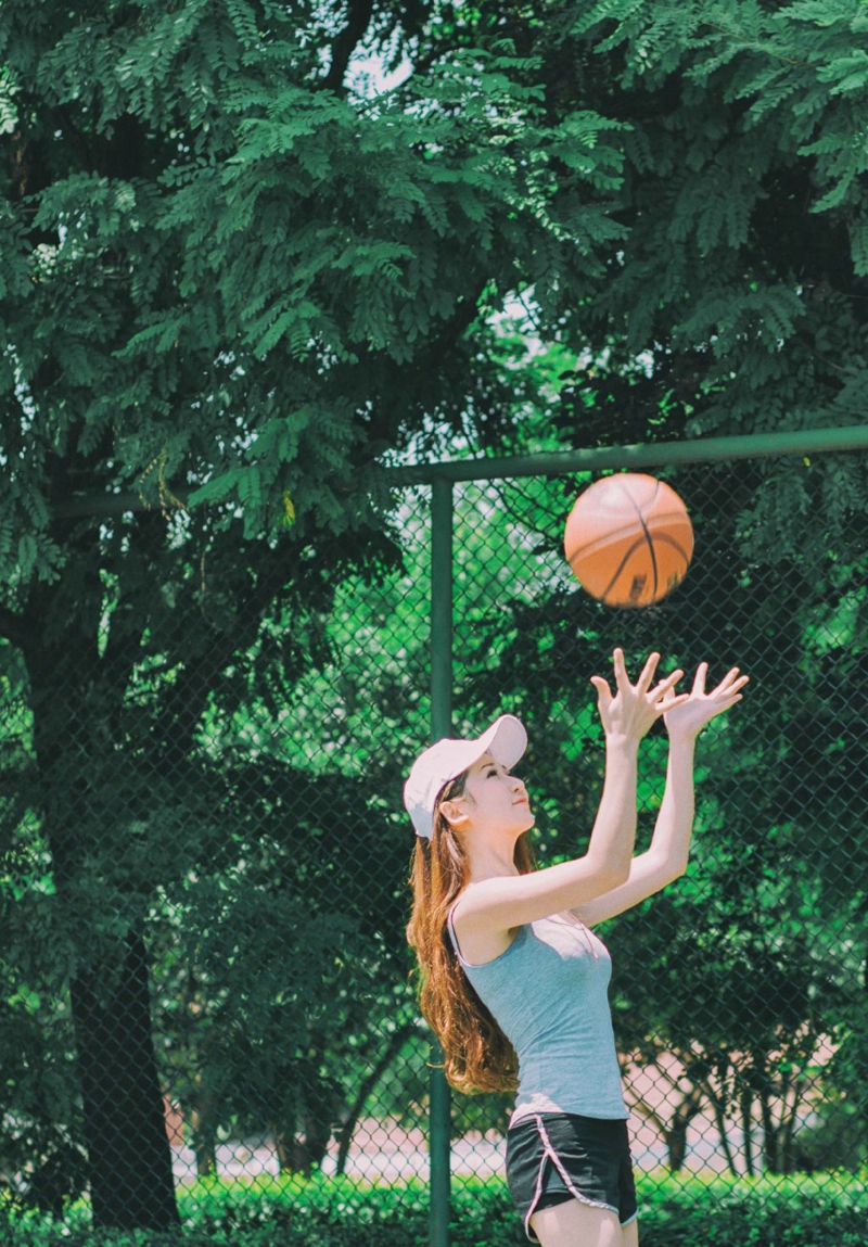 点击大图看下一张：阳光下的棒球帽篮球美女运动活力