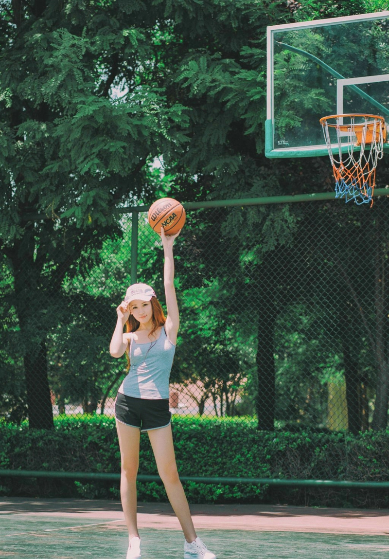 点击大图看下一张：阳光下的棒球帽篮球美女运动活力