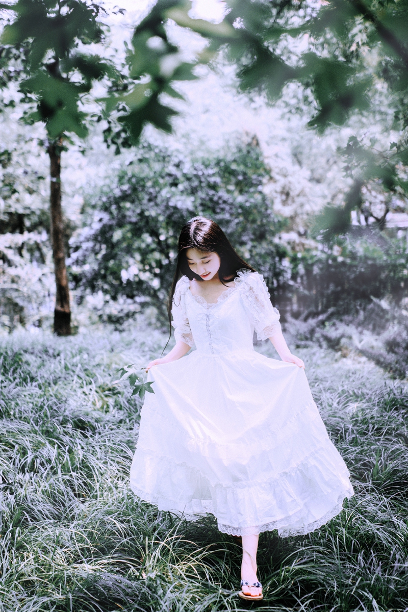 点击大图看下一张：森林内的白裙黑发美女宛如仙子