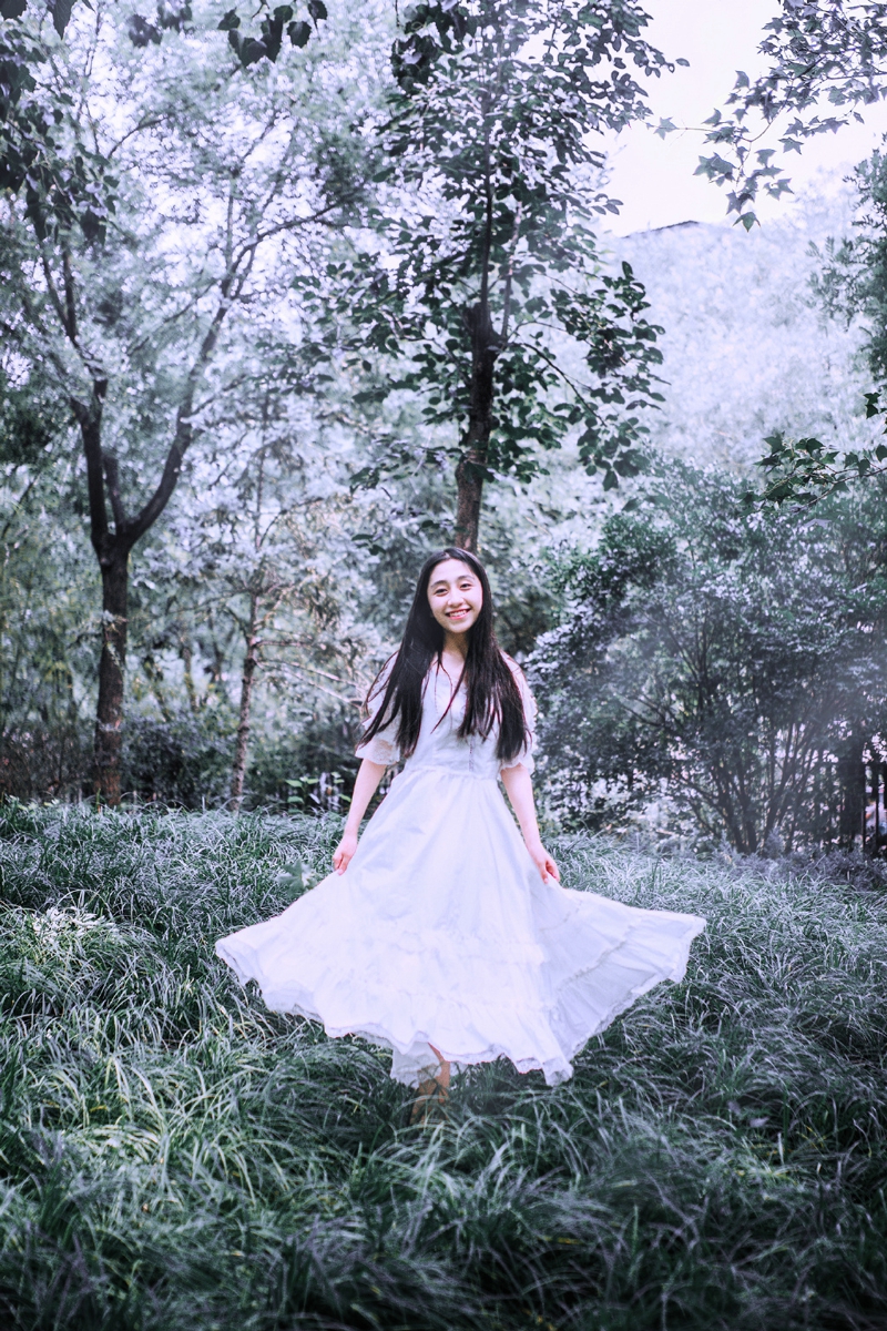 点击大图看下一张：森林内的白裙黑发美女宛如仙子