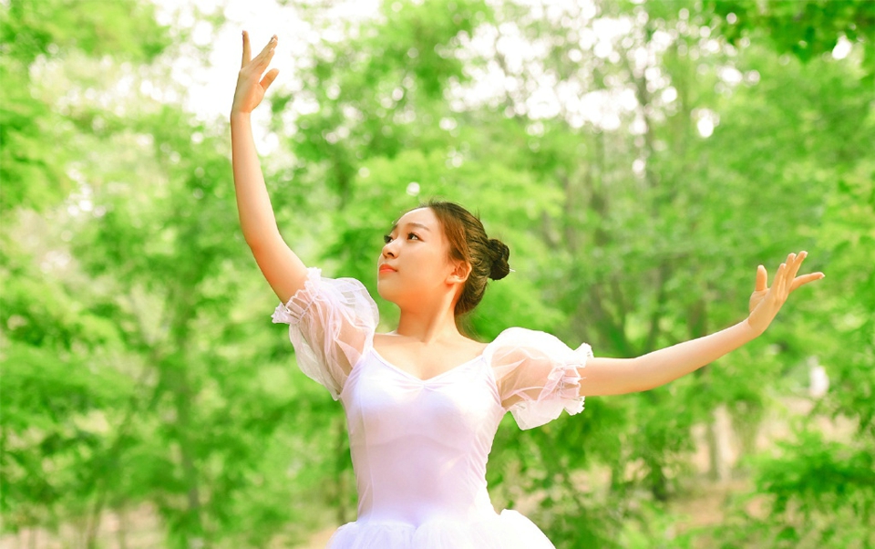 点击大图看下一张：树林内的芭蕾舞少女翩翩起舞美好娇躯