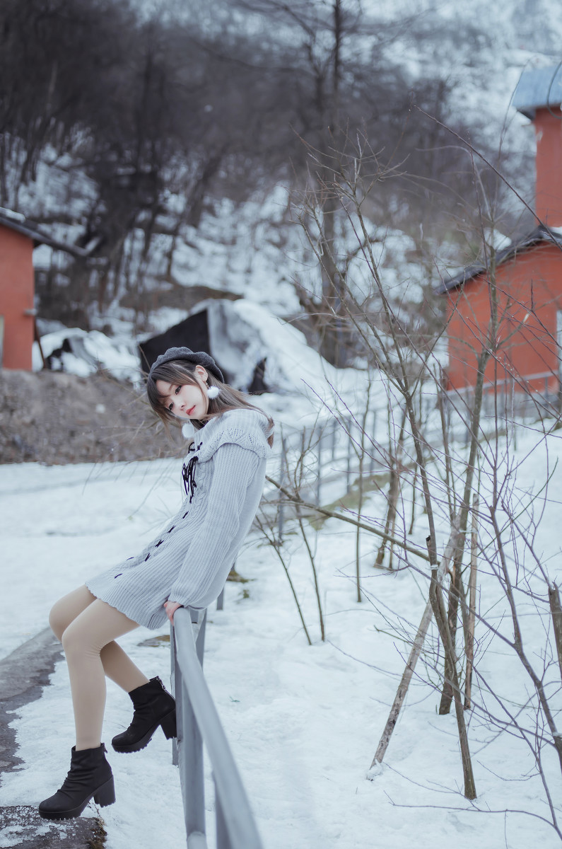 点击大图看下一张：典型的韩国美女雪中漫步清新迷人写真