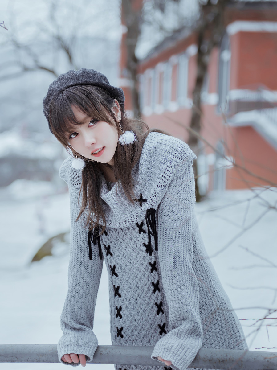 点击大图看下一张：典型的韩国美女雪中漫步清新迷人写真