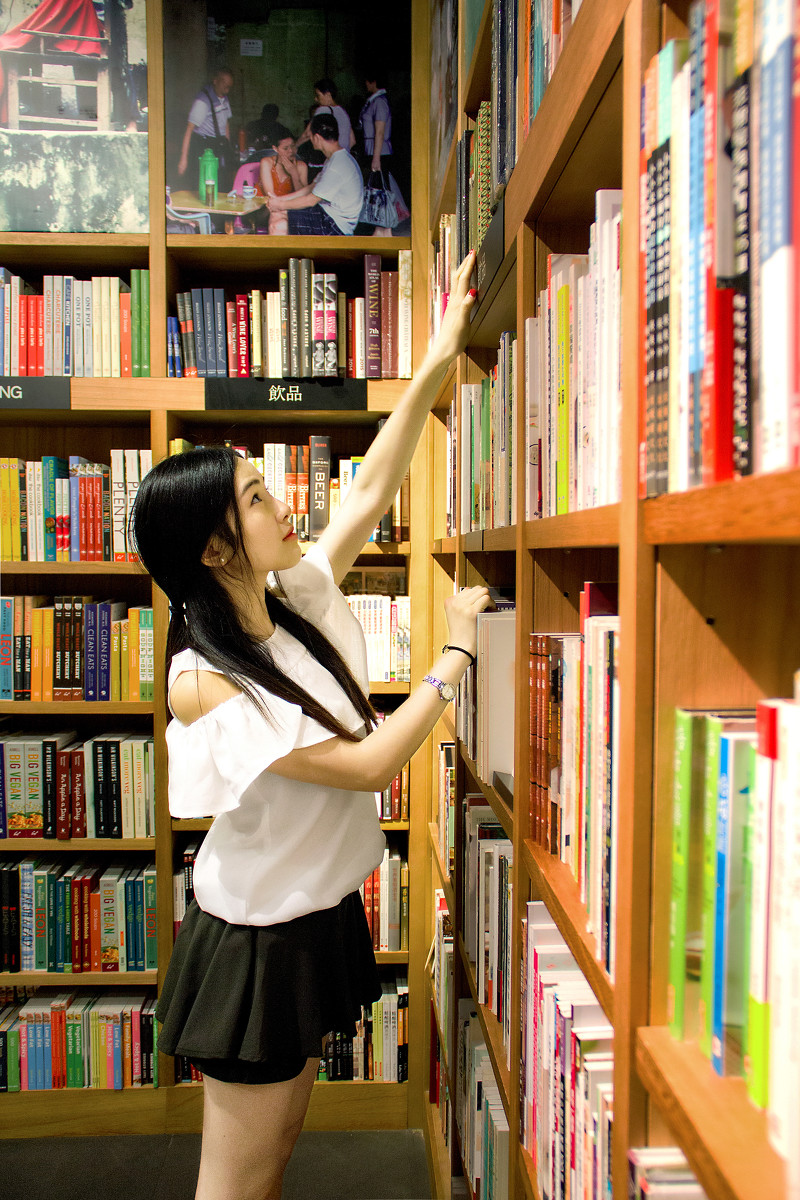 点击大图看下一张：图书馆文静长发美女俏皮甜美迷人写真