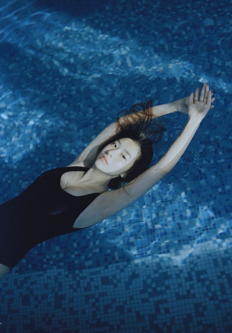 点击大图看下一张：泳池内的泳装姑娘蓝色梦想遨游