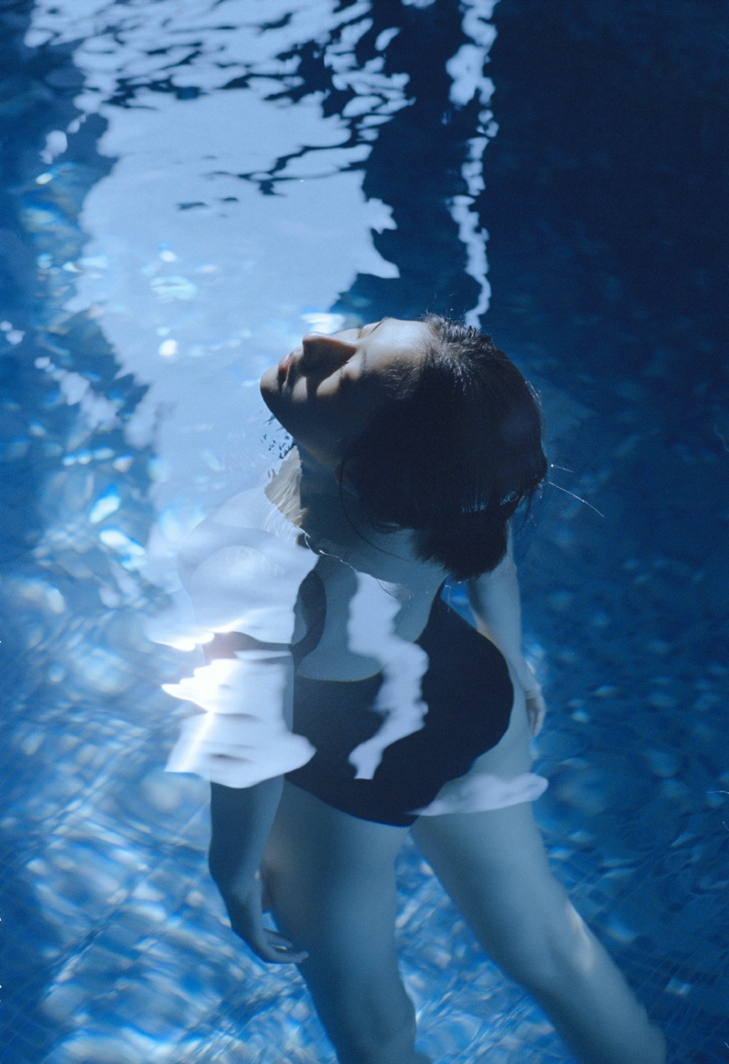 点击大图看下一张：泳池内的泳装姑娘蓝色梦想遨游