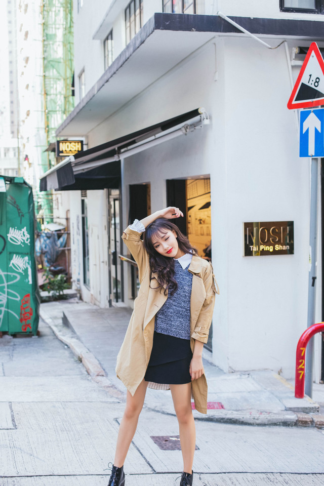 点击大图看下一张：韩系美女时尚秋装街拍诱惑写真