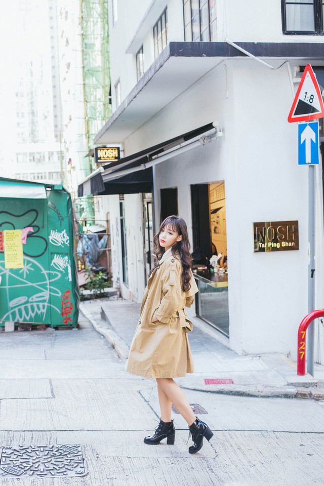 点击大图看下一张：韩系美女时尚秋装街拍诱惑写真