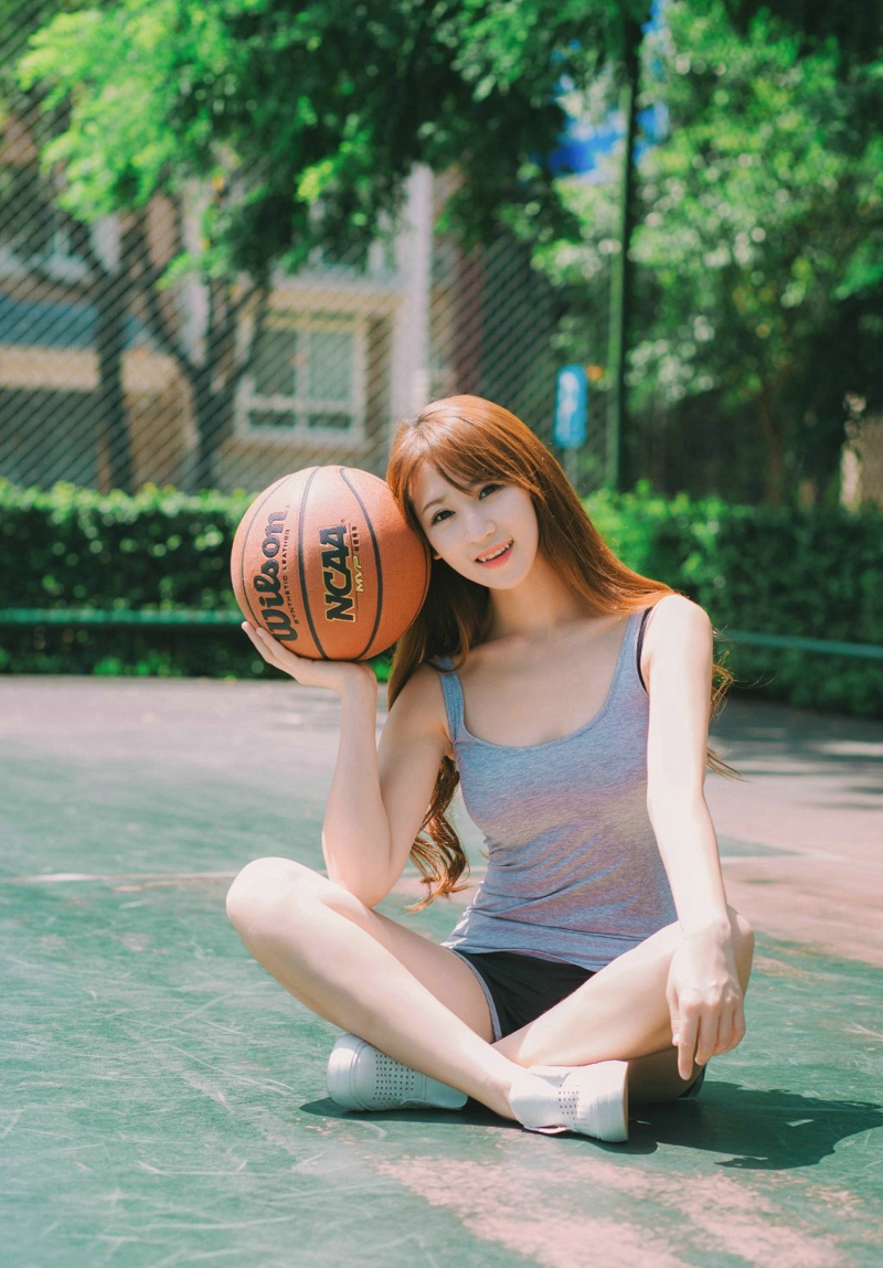 点击大图看下一张：阳光下的棒球帽篮球美女彰显活力