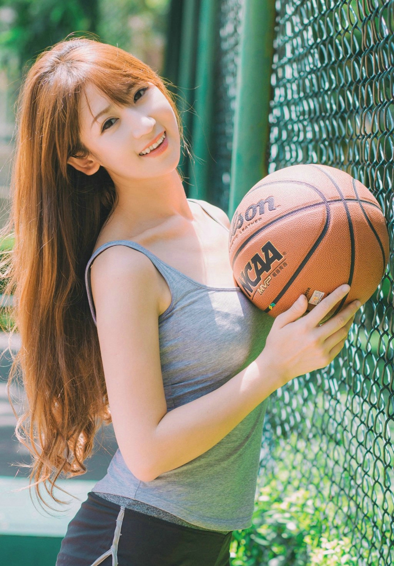 点击大图看下一张：阳光下的棒球帽篮球美女彰显活力
