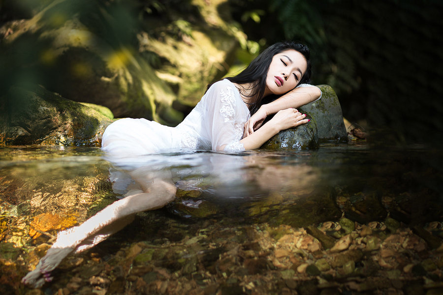 点击大图看下一张：长腿美女溪水边湿身写真妩媚性感写真