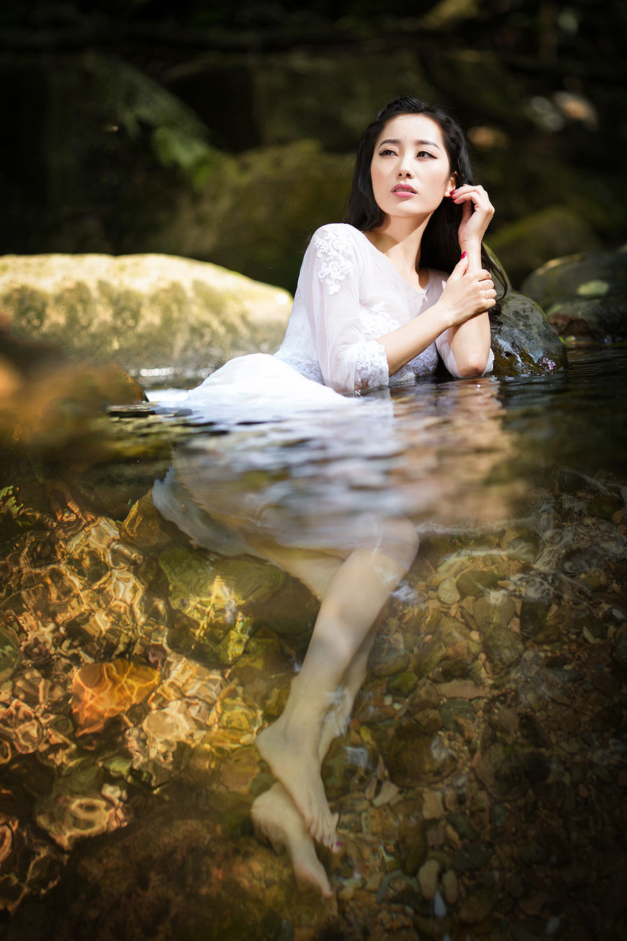点击大图看下一张：长腿美女溪水边湿身写真妩媚性感写真