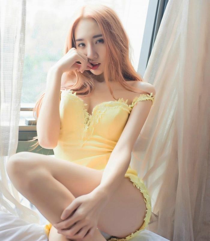 点击大图看下一张：素颜美女黄色吊带睡衣风情万种性感私房写真