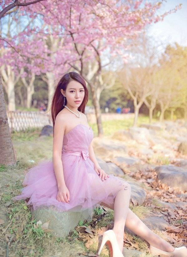 点击大图看下一张：清纯女神粉色纱裙迷人甜美写真