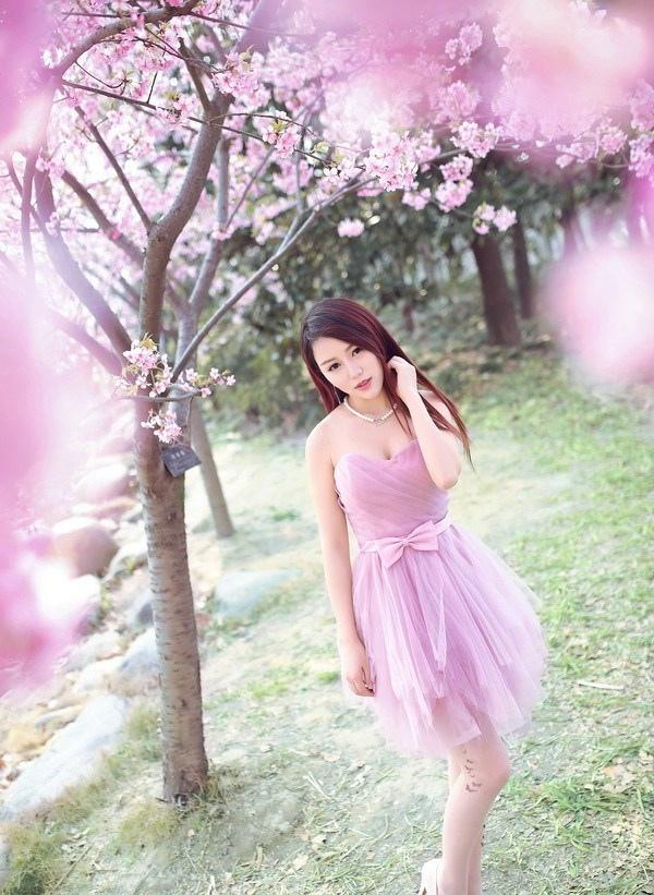 点击大图看下一张：清纯女神粉色纱裙迷人甜美写真