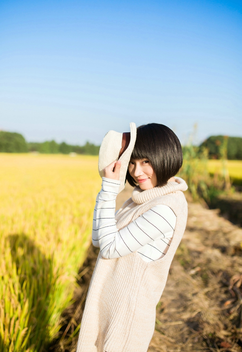 点击大图看下一张：清新稻田内的短发草帽妹子笑容迷人
