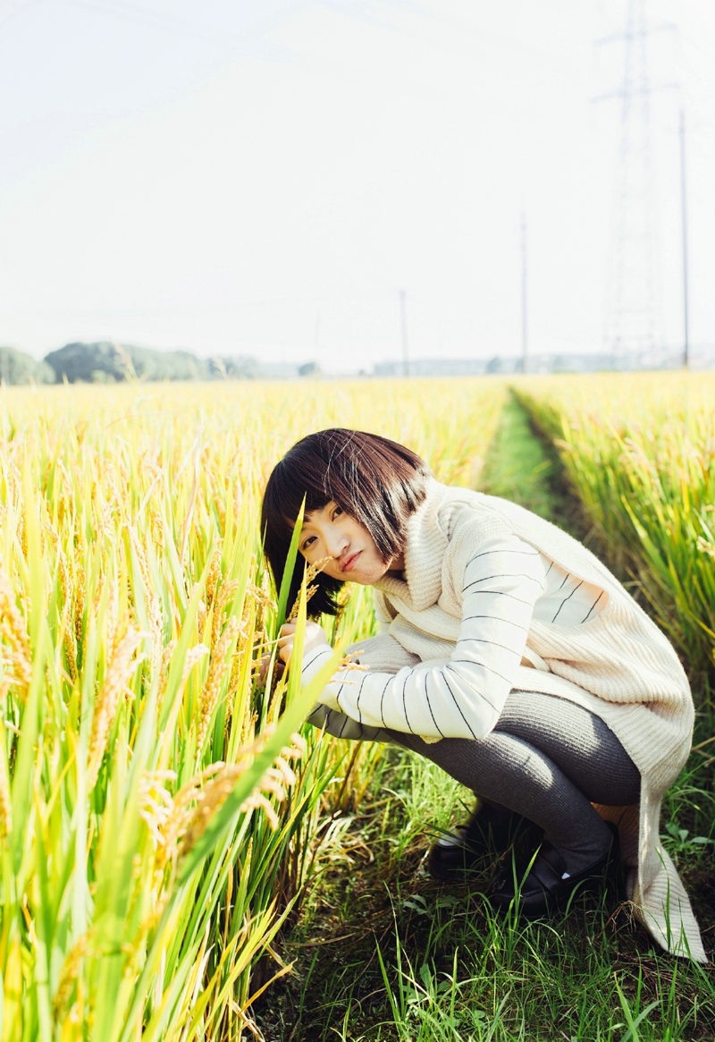 点击大图看下一张：清新稻田内的短发草帽妹子笑容迷人