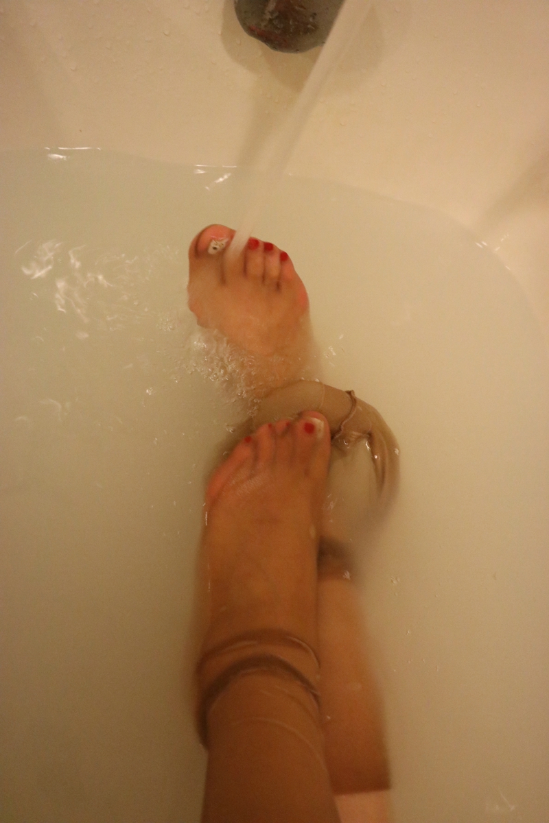 点击大图看下一张：小图妹私房浴缸里的肉丝美足湿身诱惑写真