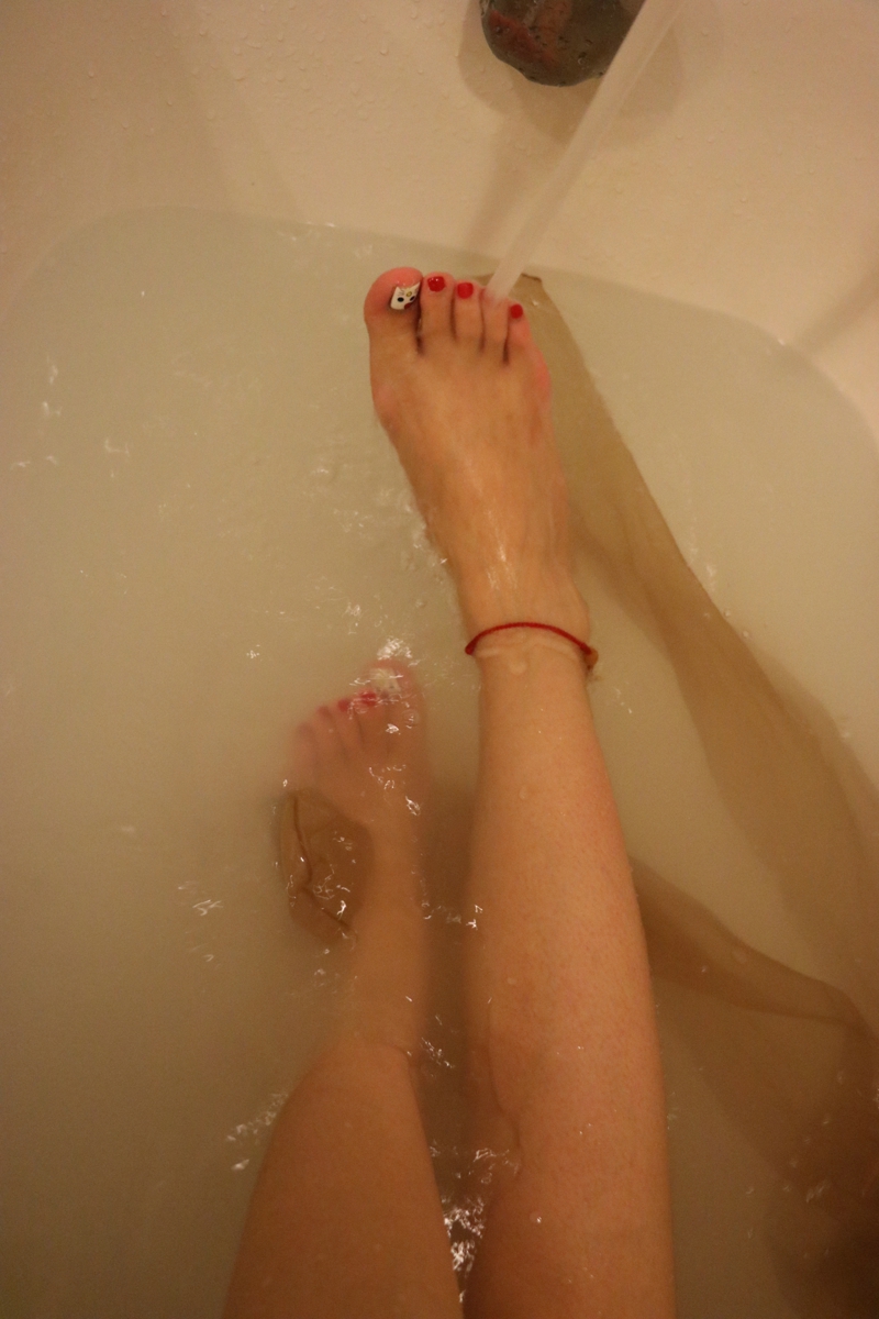 点击大图看下一张：小图妹私房浴缸里的肉丝美足湿身诱惑写真