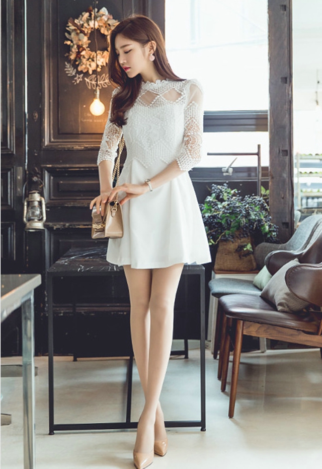 点击大图看下一张：纯白蕾丝连衣裙美模甜美纤细美腿