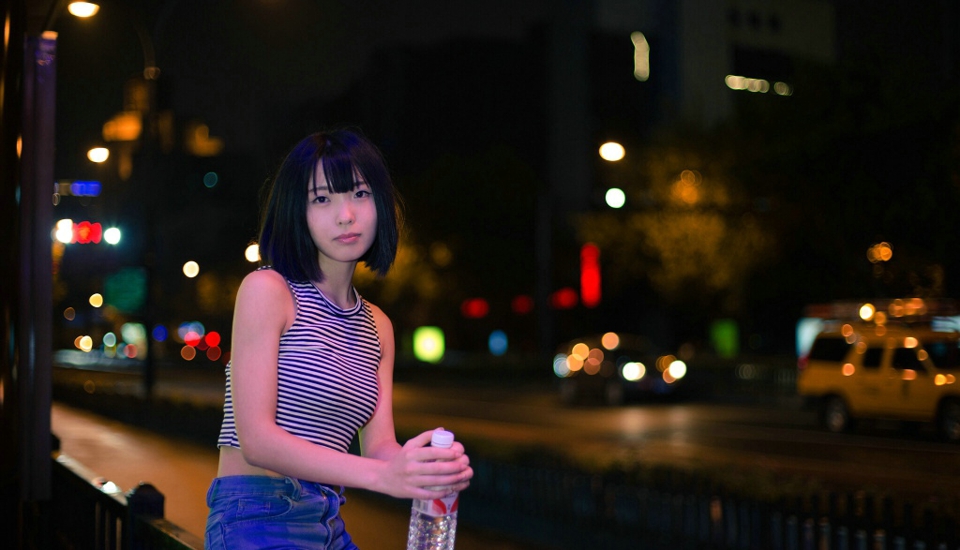 点击大图看下一张：夜晚街头上的背心牛仔裤少女寂寞写真