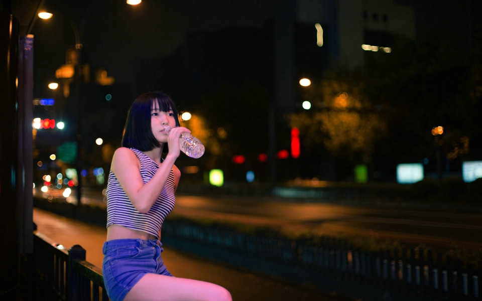 点击大图看下一张：夜晚街头上的背心牛仔裤少女寂寞写真