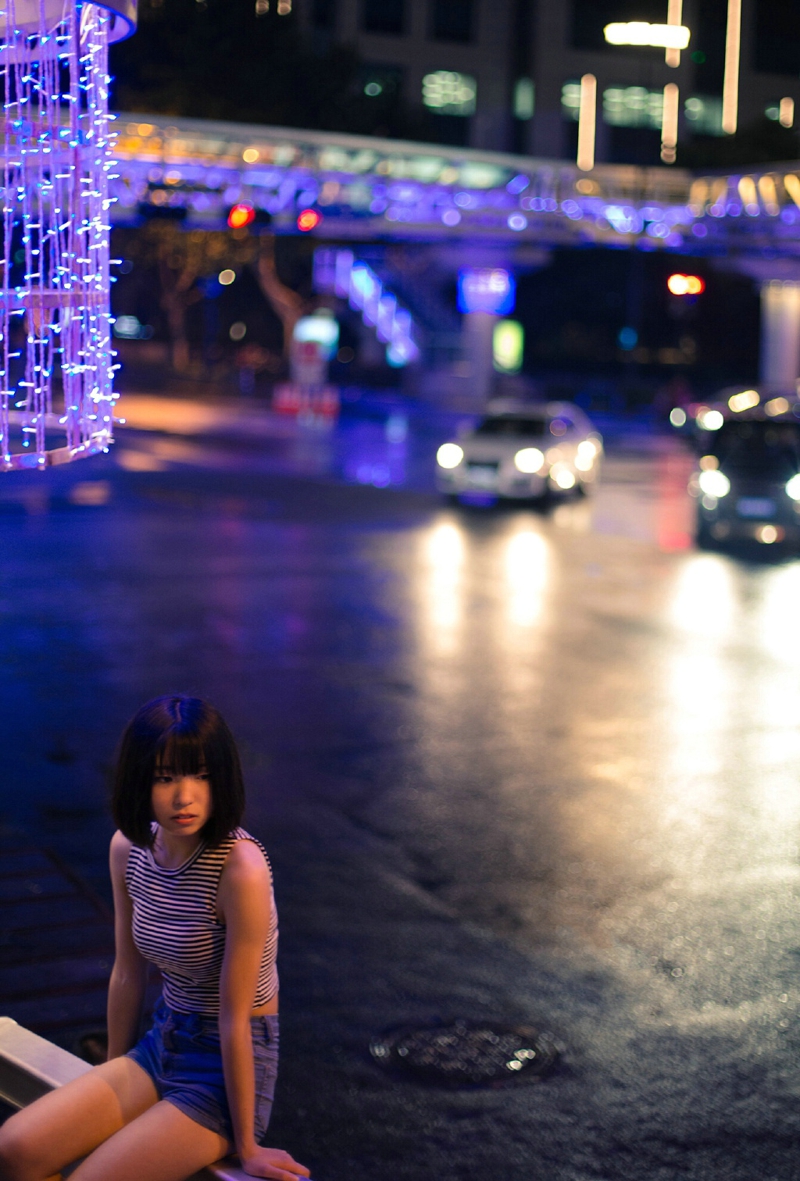 点击大图看下一张：夜晚街头上的背心牛仔裤少女寂寞写真